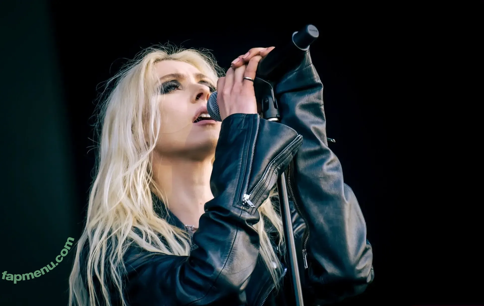 Taylor Momsen nude photo #0888 (aryelsoul / taylormomsen)