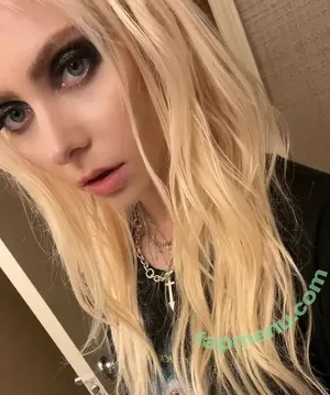Taylor Momsen / aryelsoul / taylormomsen nude photo #1047
