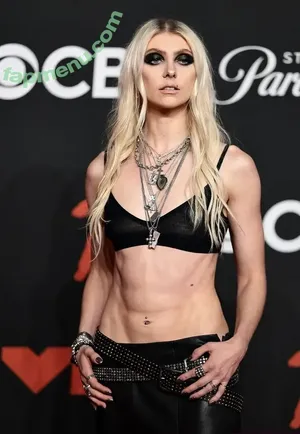Taylor Momsen / aryelsoul / taylormomsen nude photo #1143