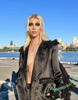 Taylor Momsen / aryelsoul / taylormomsen nude photo #1170