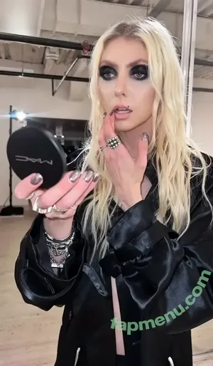 Taylor Momsen / aryelsoul / taylormomsen nude photo #1196