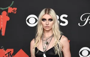 Taylor Momsen / aryelsoul / taylormomsen nude photo #1354