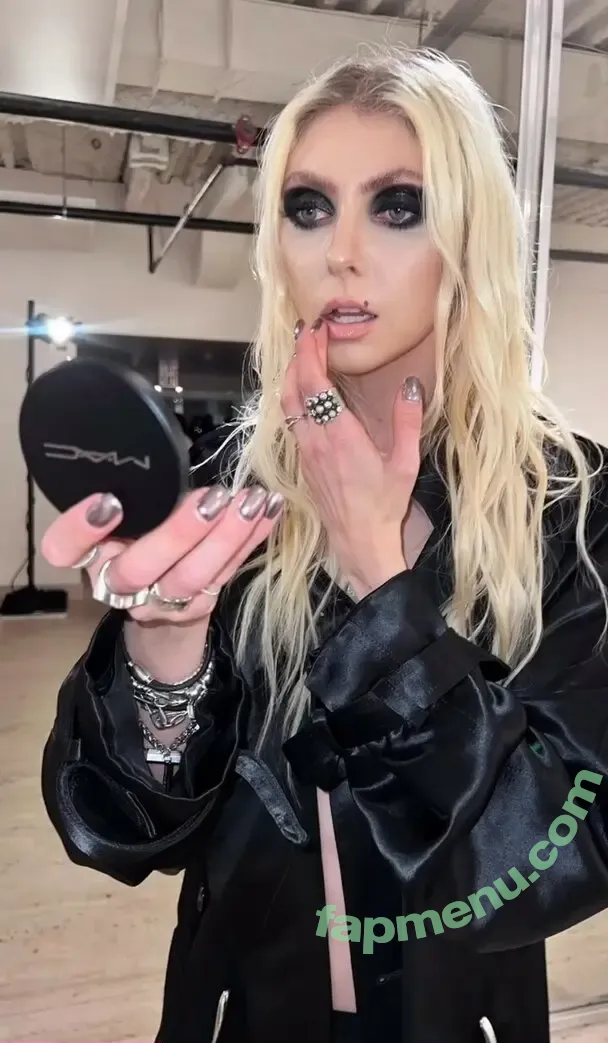 Taylor Momsen nude photo #1196 (aryelsoul / taylormomsen)