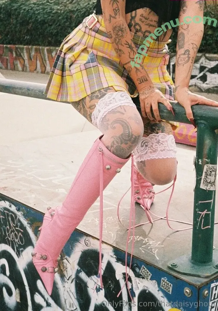 thatdaisyghoul nude photo #0011 (thatdaisyghoulxox)