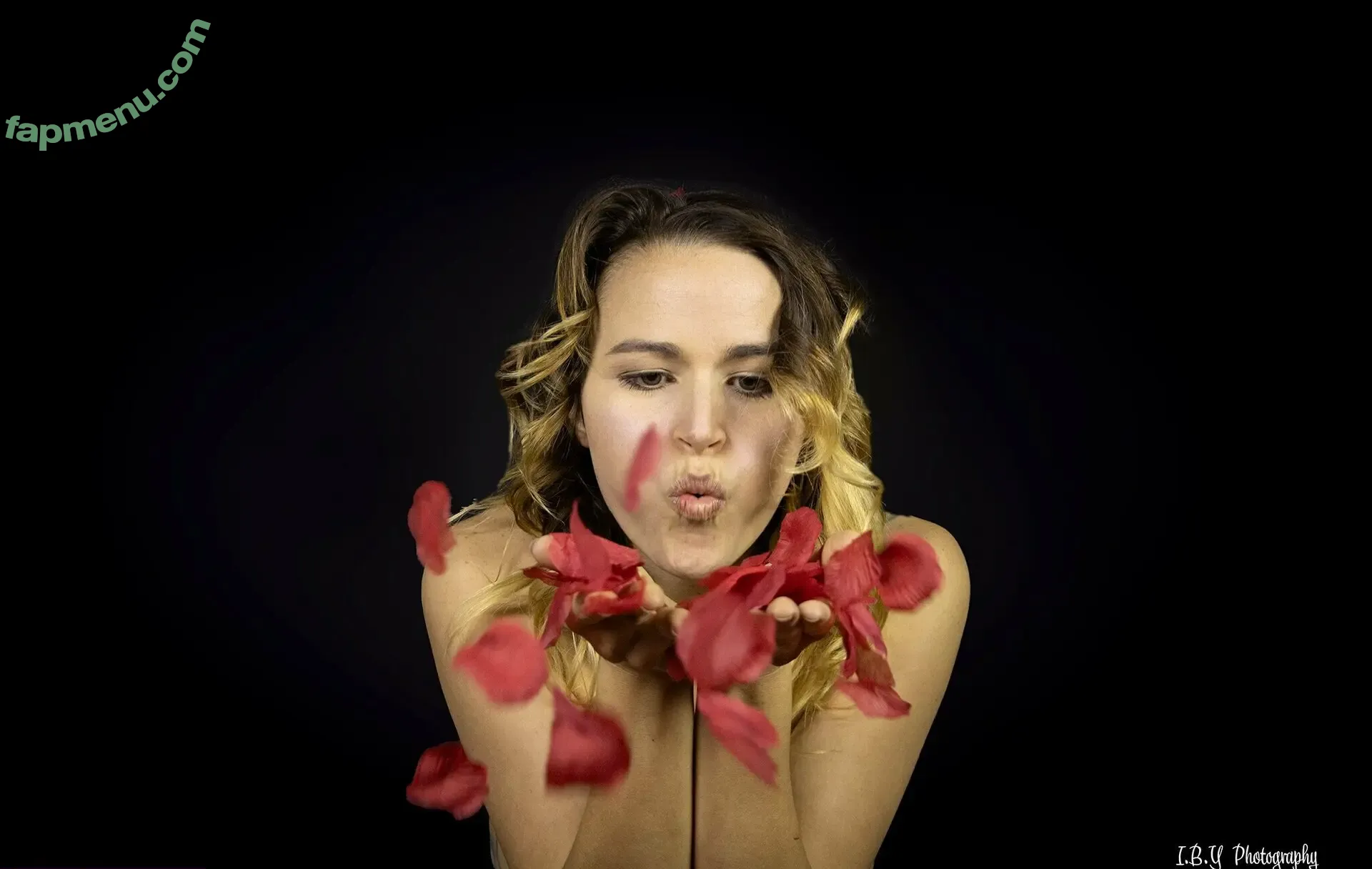 the.honey.hives nude photo #0001 (thehoneyhivellc)