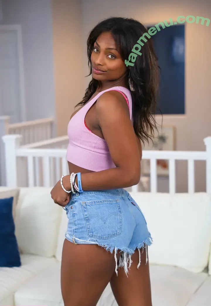 theyluvrhae nude photo #0038 (theyluvrae_)