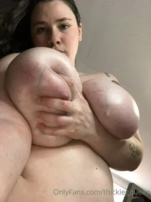 thickiegqueen / yvnxg.queen nude photo #0003