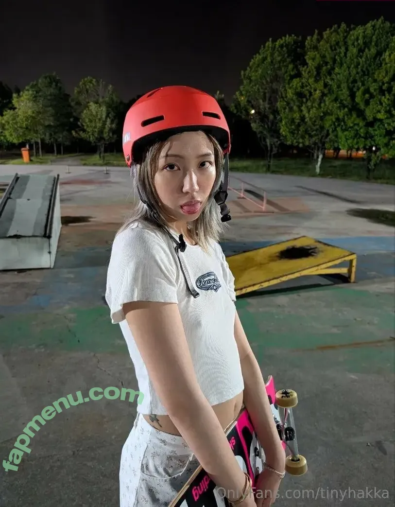 Tinyhakka nude photo #0023 (Tinyhakka)