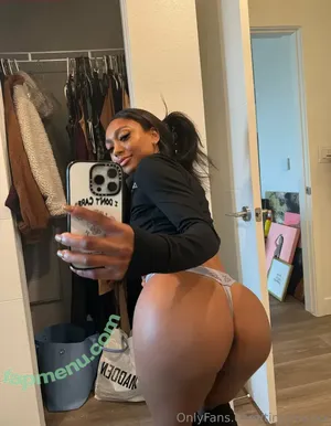 tinymiaxxx / mia_mia_x3 nude photo #0056