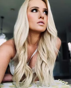 Tomi Lahren / lahrenlemons / tomilahren nude photo #0124