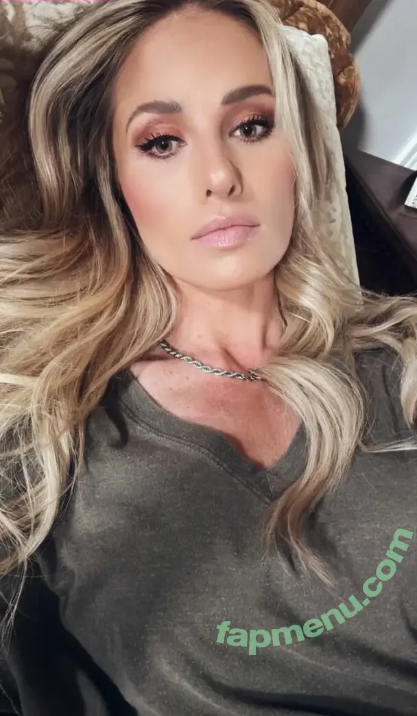 Tomi Lahren nude photo #0204 (tomilahren)