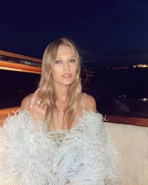 Toni Garrn / tonigarrn nude photo #0454