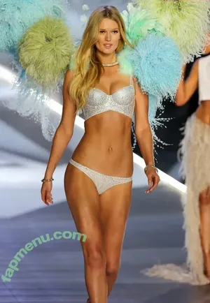 Toni Garrn / tonigarrn nude photo #0662