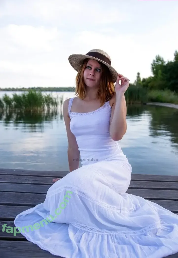 traumflauschmuschi nude photo #0023 (miiiezekatze_)