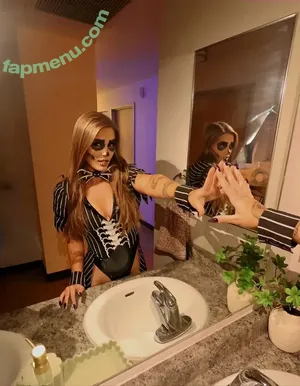 Treasure Rinaldi / trea.surree nude photo #0047