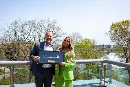 Trish Stratus / trishstratuscom nude photo #0995