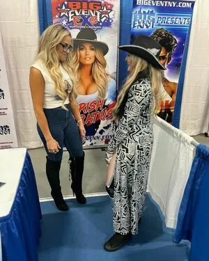 Trish Stratus / trishstratuscom nude photo #1317