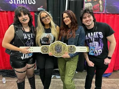 Trish Stratus / trishstratuscom nude photo #1414