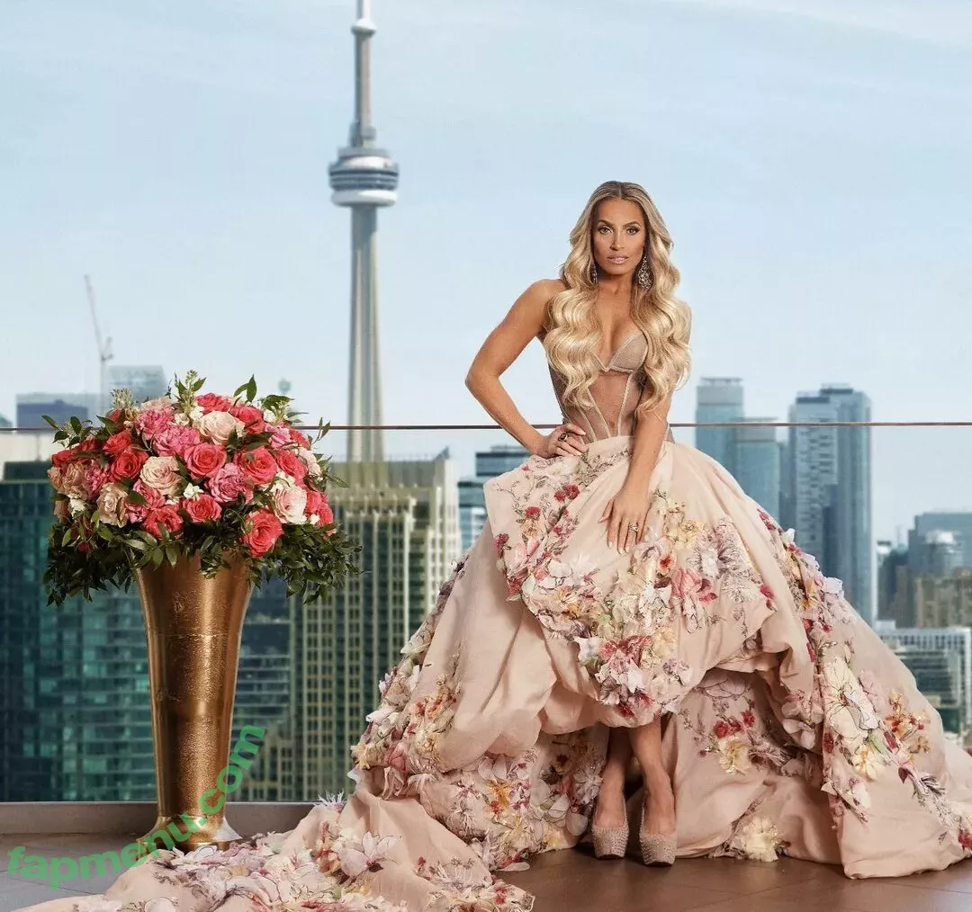 Trish Stratus nude photo #1135 (trishstratuscom)