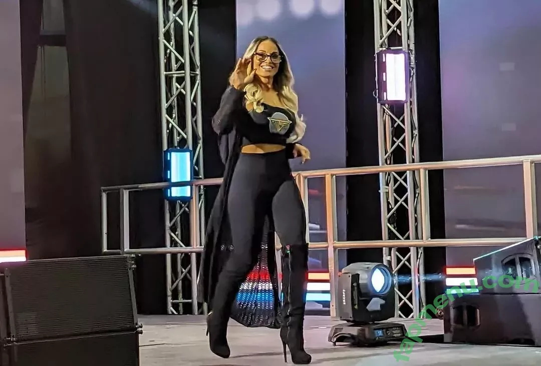 Trish Stratus nude photo #1590 (trishstratuscom)