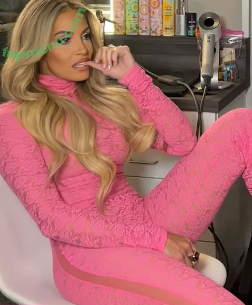 Trish Stratus nude photo #1653 (trishstratuscom)