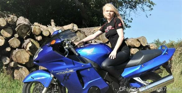 u8746866 / kgh876 nude photo #0013