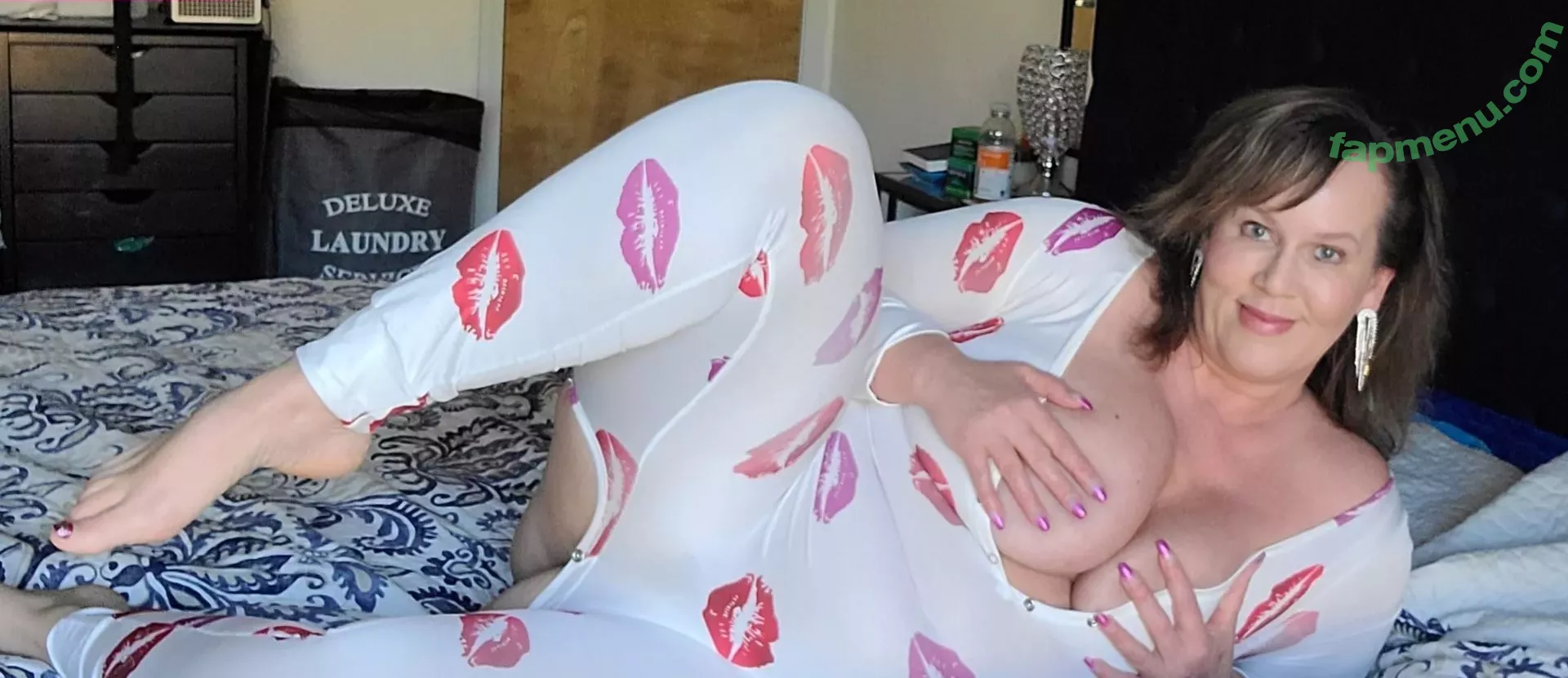 Ursula nude photo #0005 (fantasymilfursula / ursula_brooklyn / ursulasworld / ursulatv)
