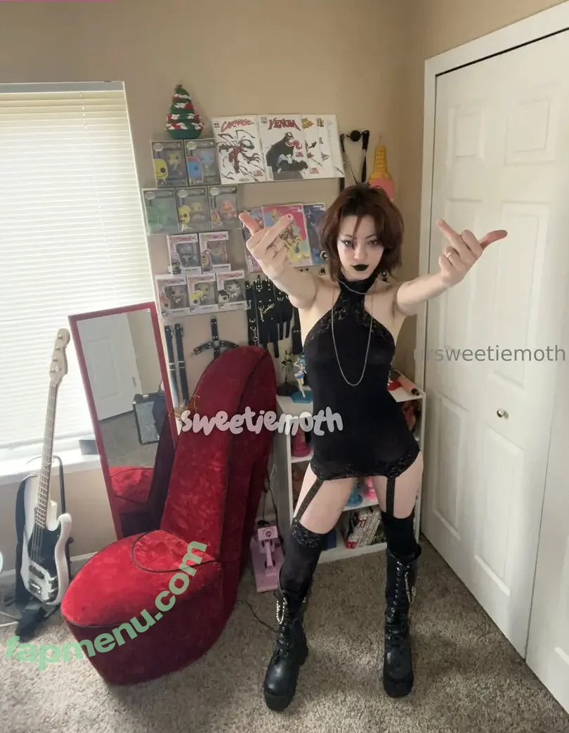 ursweetiemoth nude photo #0033 (mothinthewalls)