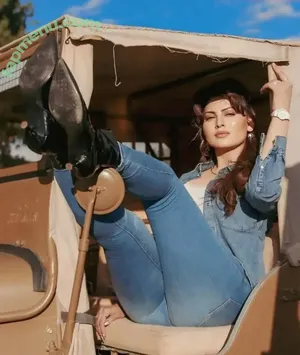 Urvashi Rautela / urvashirautela nude photo #0046