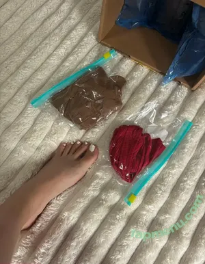 valycutefeet1 / j0hnni3walker nude photo #0015