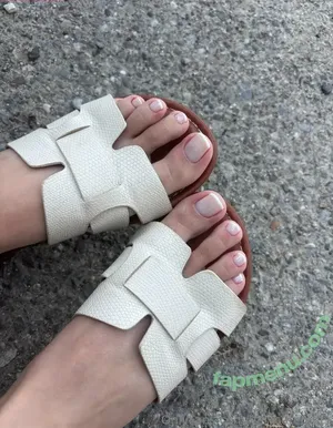 valycutefeet1 / j0hnni3walker nude photo #0053
