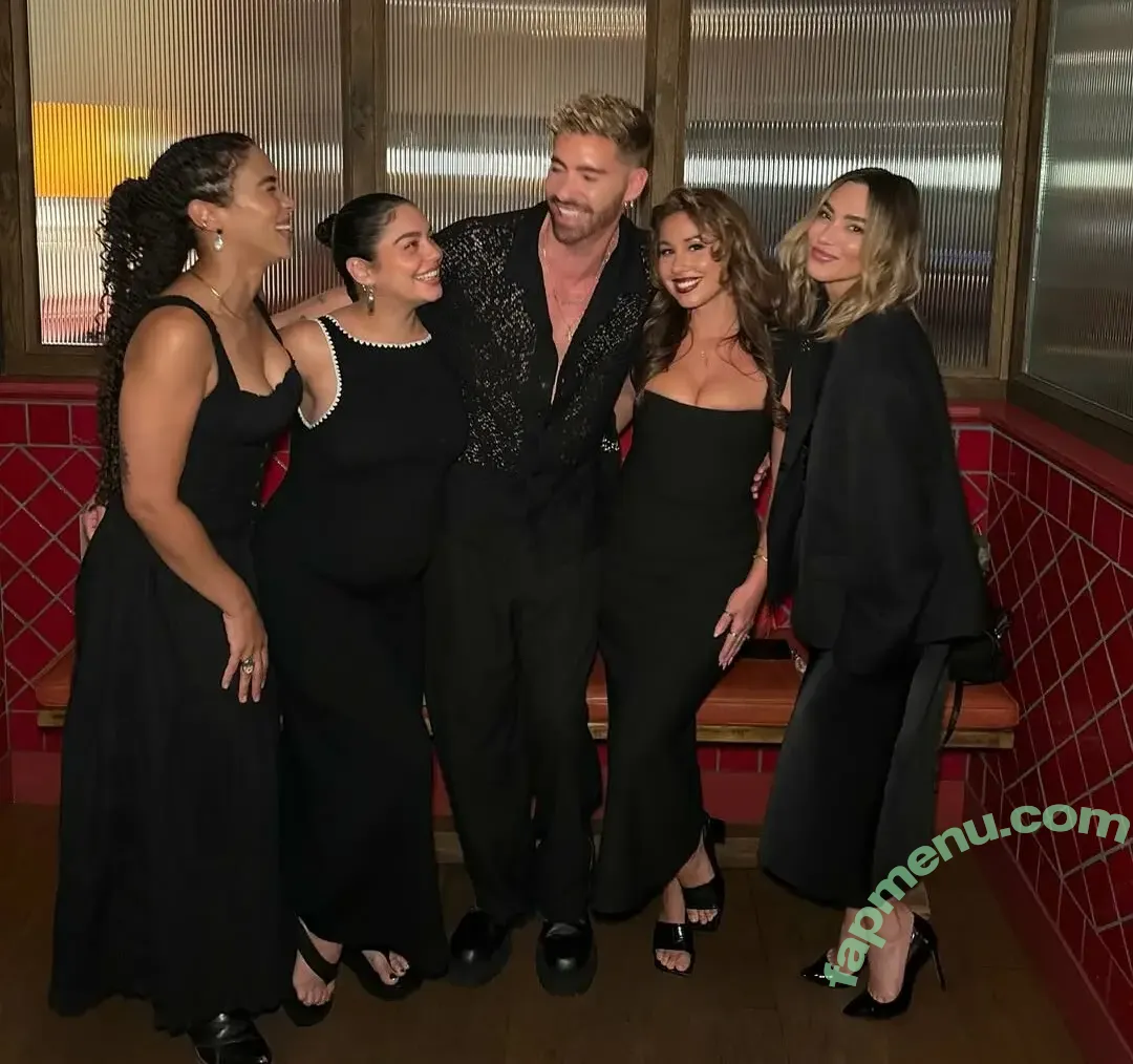 Vanessa Hudgens nude photo #1026 (VanessaHudgens)