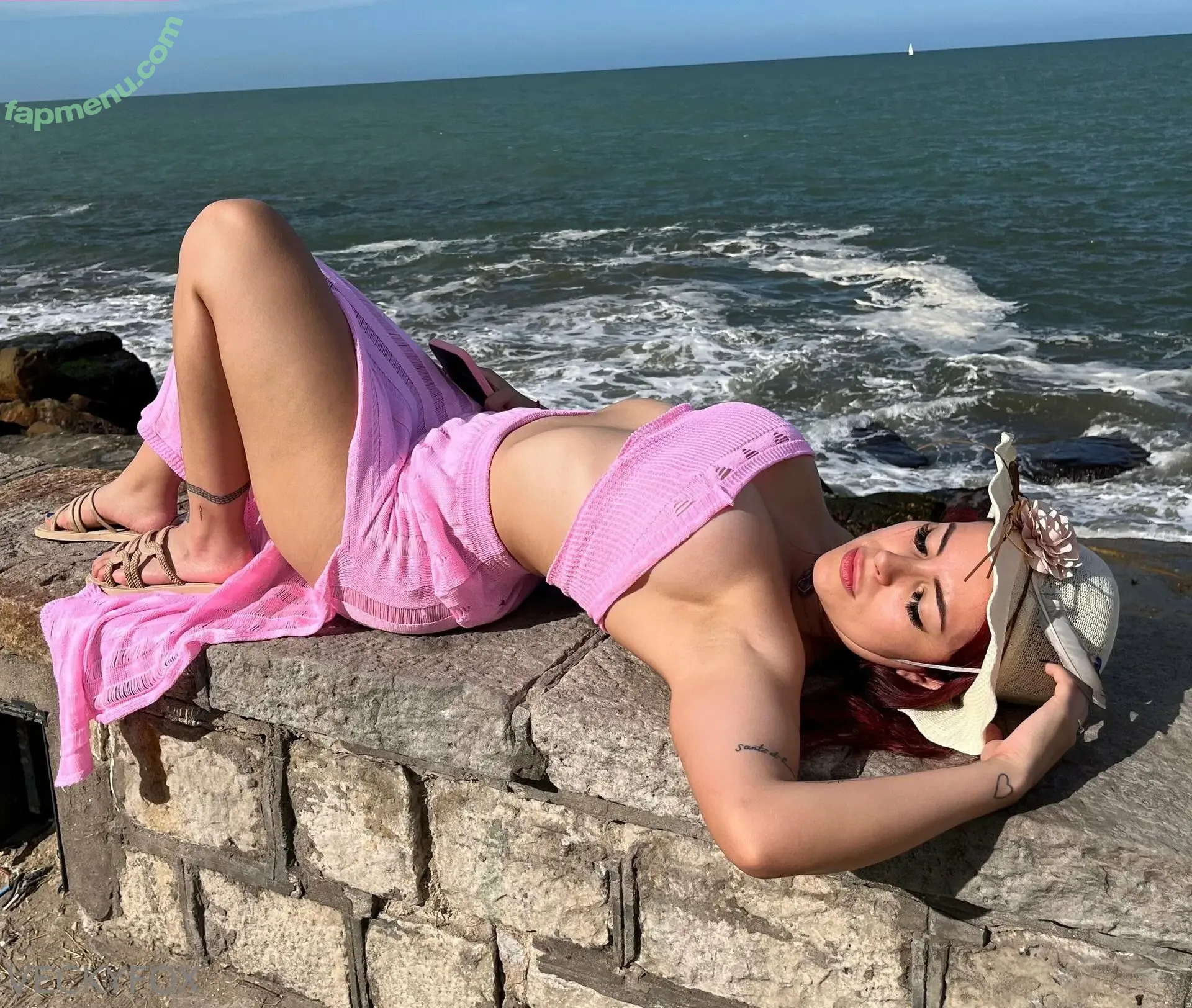 veckyfox nude photo #0034 (thevickyvox)