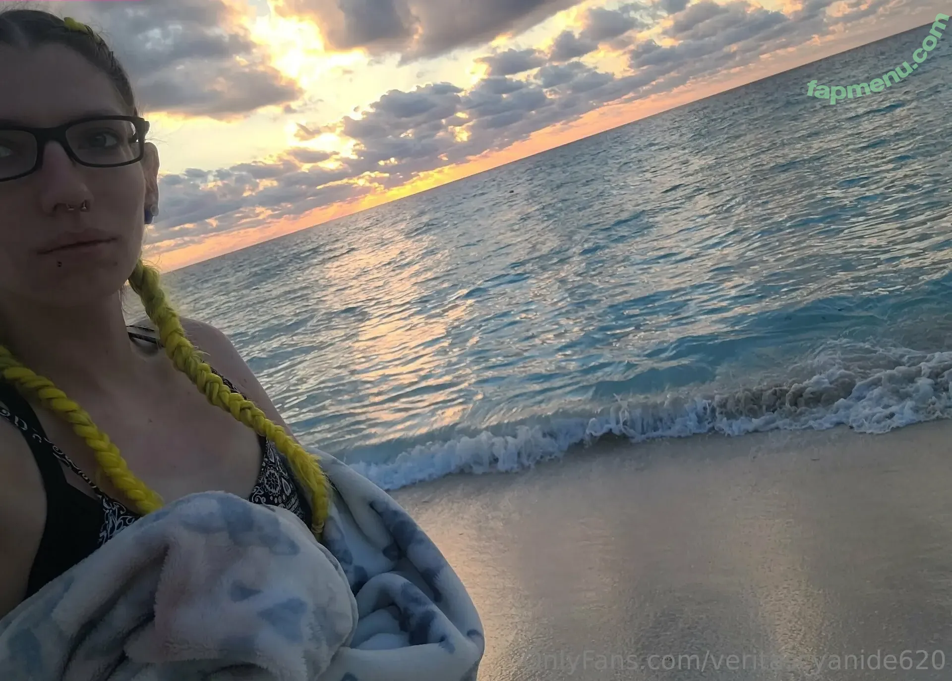 veritascyanide620 nude photo #0046 (veritascyanide620)