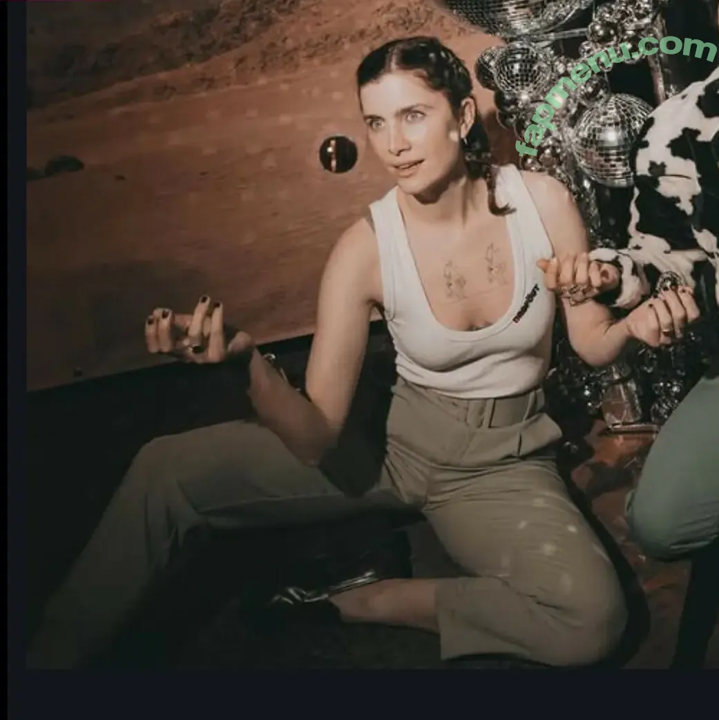 Vic Michaelis nude photo #0054 (vicmmic)