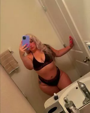 WhiteGirlRoseee / THICC Albanian nude photo #0001