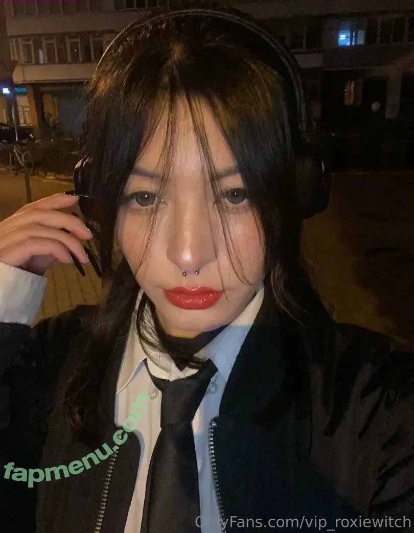 witch_roxie nude photo #0003 (witch_roxie)