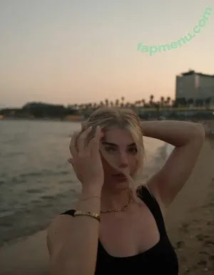 xFibii nude photo #0079