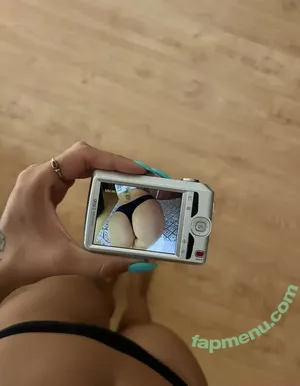 xyourmarimari nude photo #0049