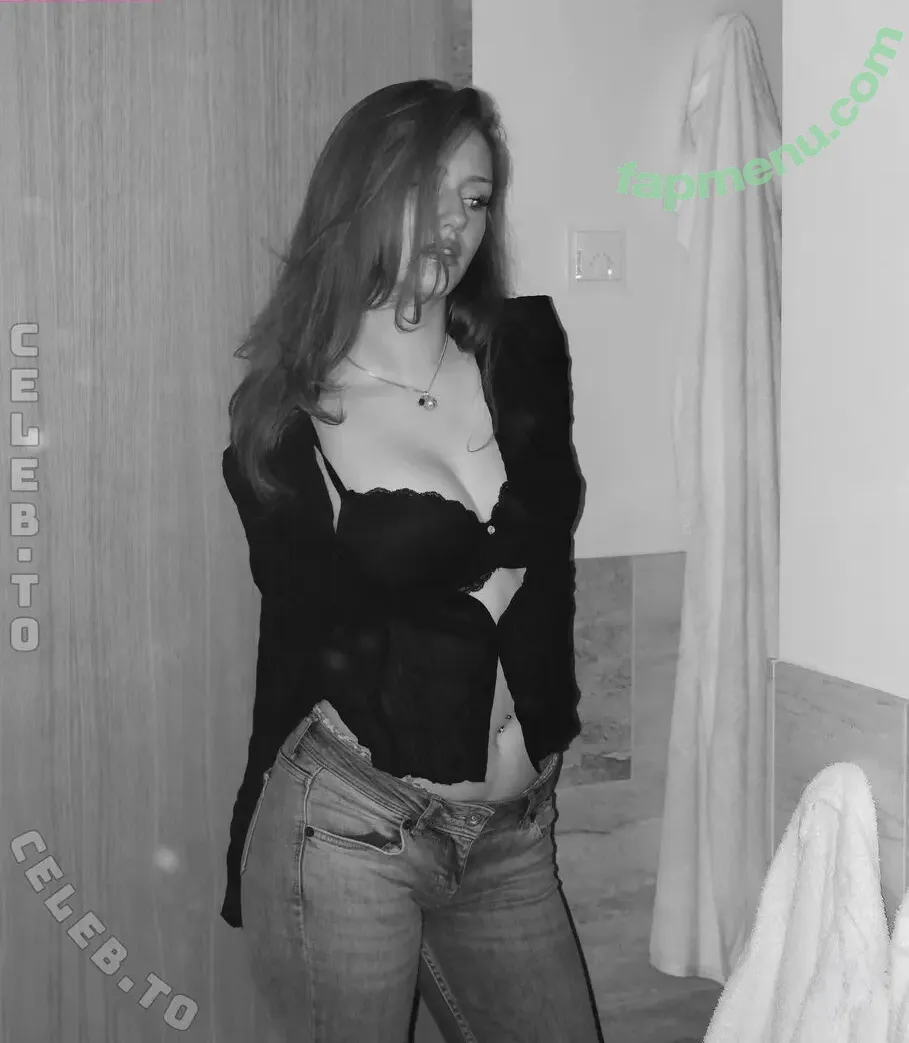 Yana Clare nude photo #0121 (clareonairpodcast / yanaclare)