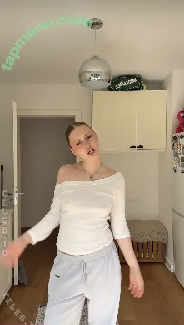 Yana Clare nude photo #0129 (clareonairpodcast / yanaclare)