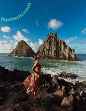 Yanna Lavigne / yannalavigne nude photo #0147