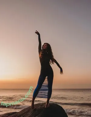 Yanna Lavigne / yannalavigne nude photo #0148