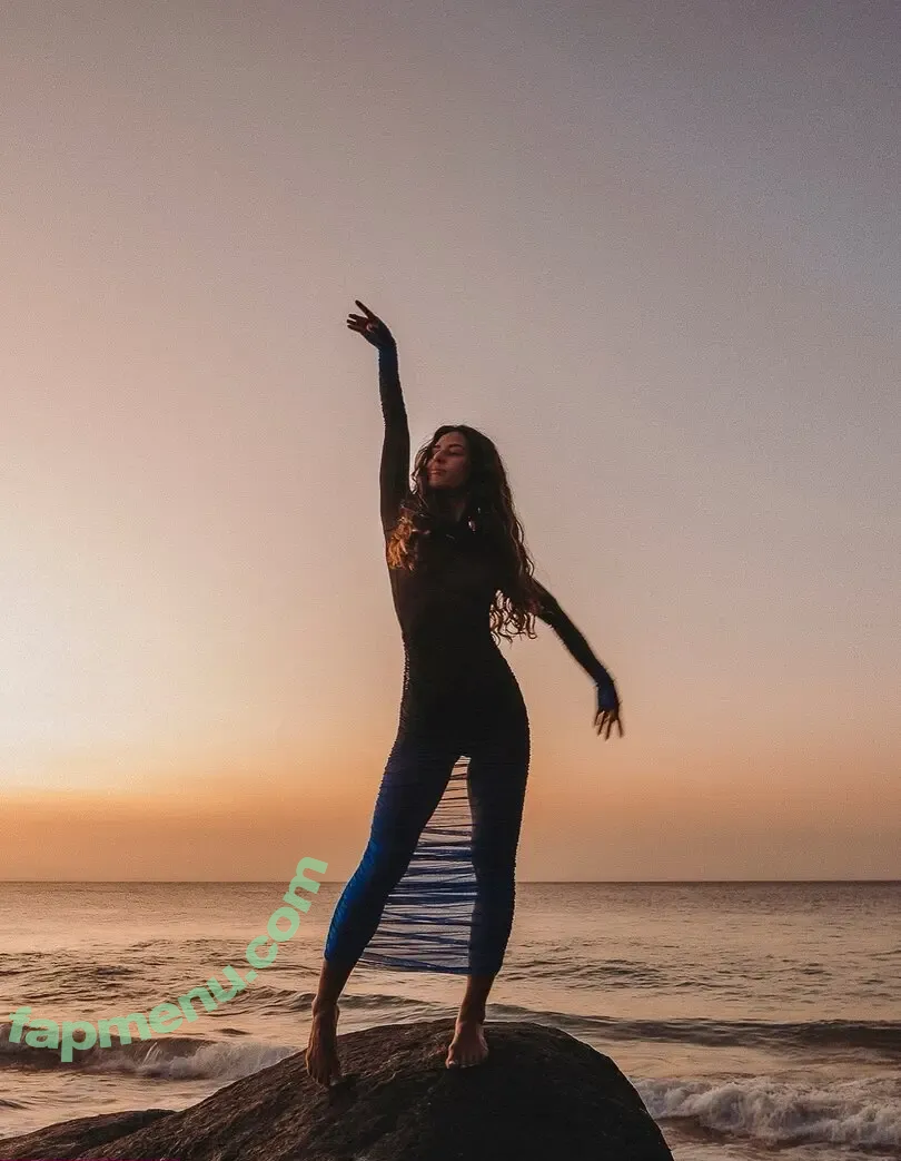 Yanna Lavigne nude photo #0148 (yannalavigne)