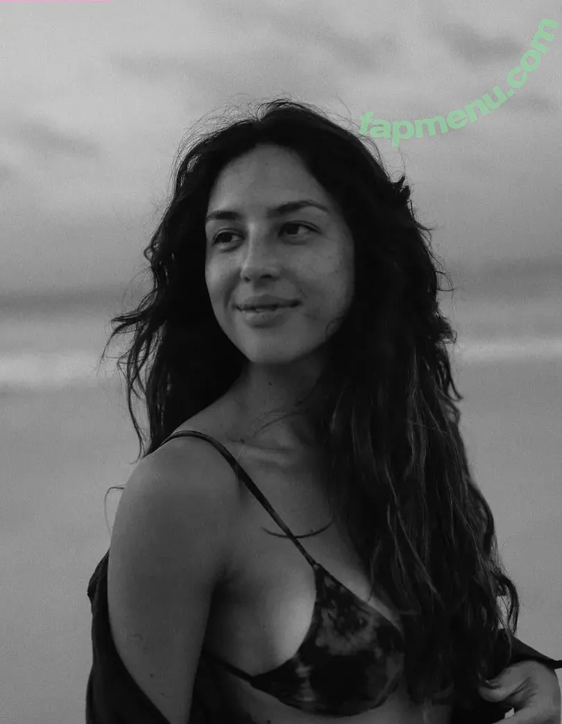 Yanna Lavigne nude photo #0149 (yannalavigne)