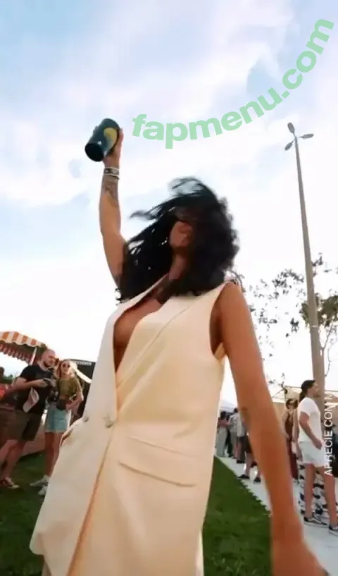 Yanna Lavigne nude photo #0162 (yannalavigne)