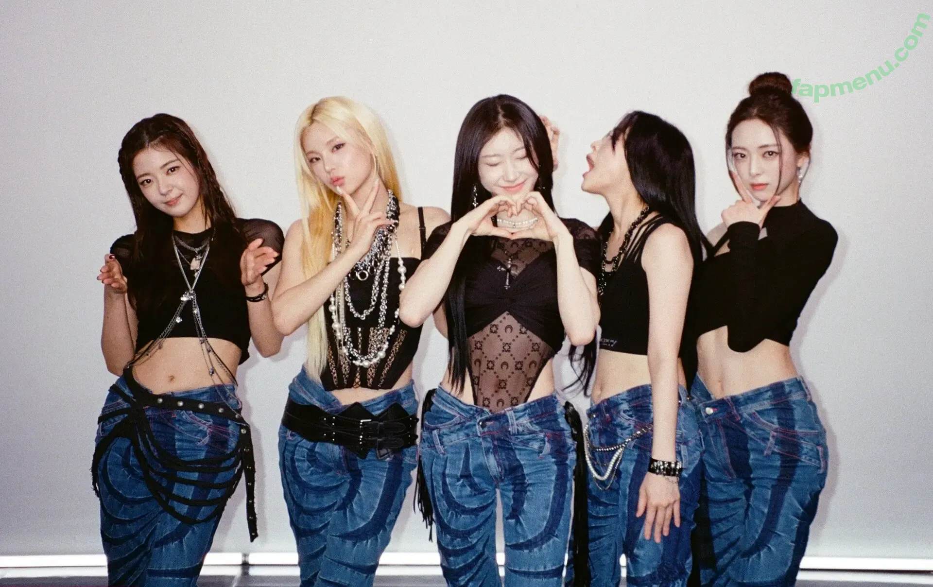 Yeji nude photo #0527 (Hwang Ye-ji / ITZY (예지 / yezyizhere)