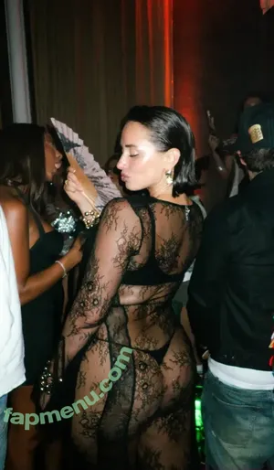 Yesjulz nude photo #0004