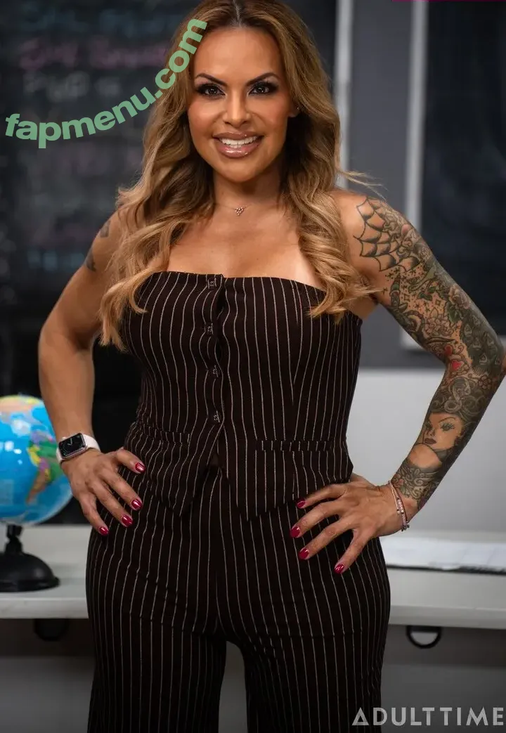 Yhivi nude photo #0084 (kae_yli)