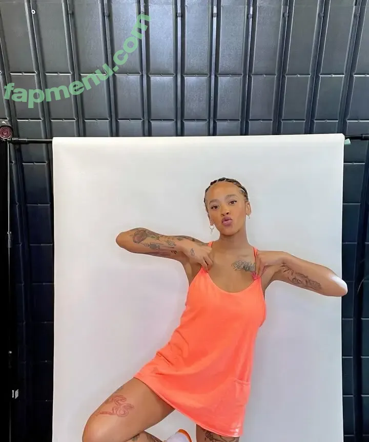 Yinka Bokinni nude photo #0021 (yinkabokinni)
